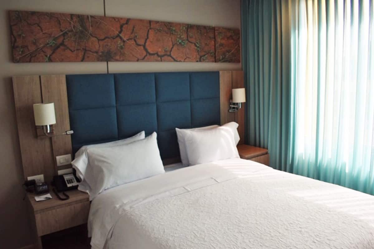 Room, 1 Queen Bed, Accessible | Soundproofing, cots/infant beds, bed sheets