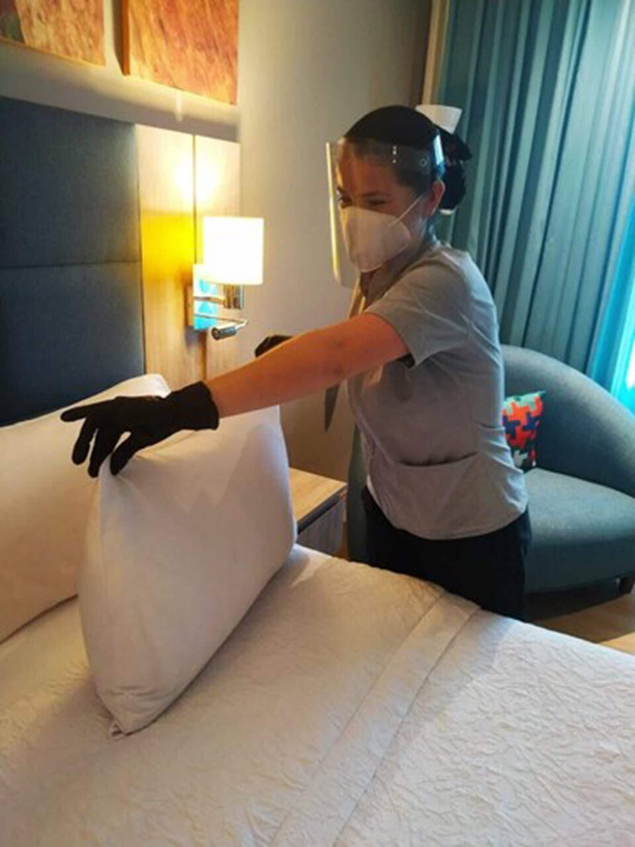 room, 1 queen bed, refrigerator | soundproofing, cots/infant beds, bed sheets