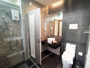 Shower, free toiletries, hair dryer, slippers - Keang Kluen Talay Resort (Phetchaburi)