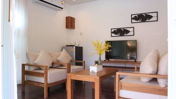 Grand Deluxe Pool View Villa | Wohnbereich | LCD-Fernseher