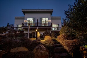 Façade de l’hébergement - soirée/nuit