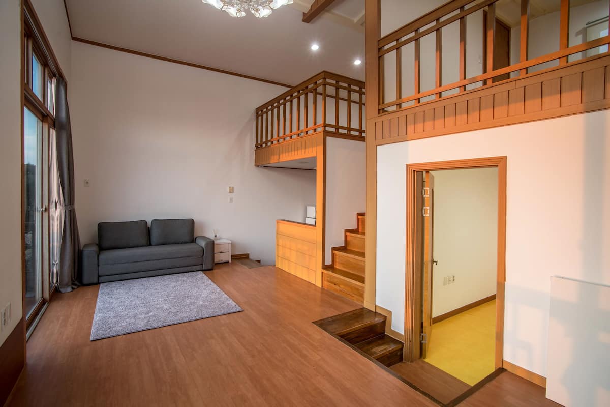 Suite familiar, 3 habitaciones | Área de sala de estar | Televisión LCD de 30 pulgadas con canales por cable y televisión