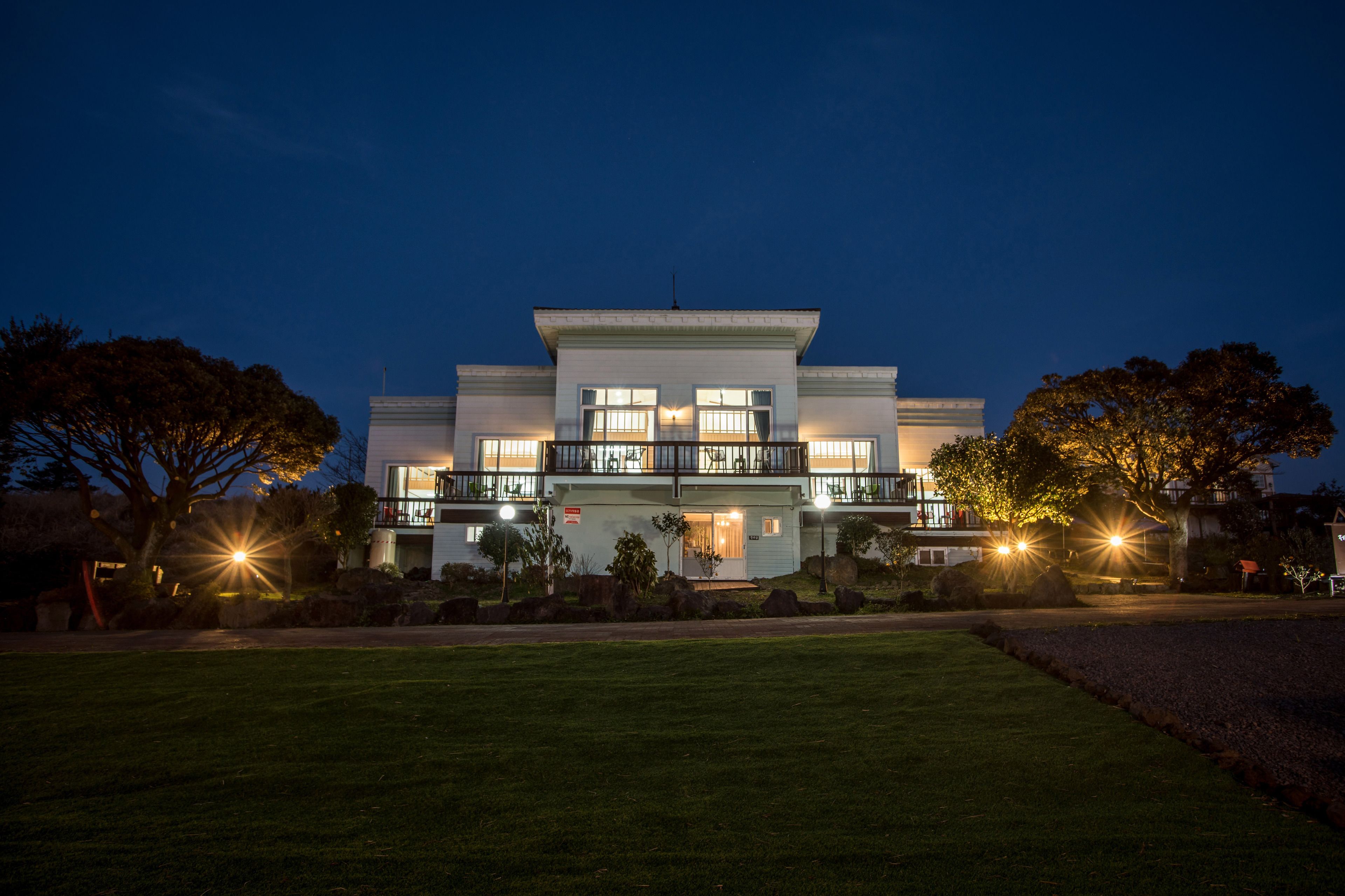 Fachada de la propiedad por la tarde o noche