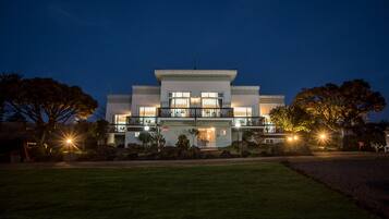 Fassade der Unterkunft – Abend/Nacht