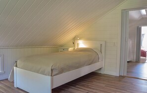 3 bedrooms, travel cot, WiFi