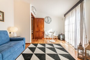 Suite júnior, banyera d'hidromassatge | Sala d'estar | Televisor de pantalla plana de 42 polzades amb canals digitals 