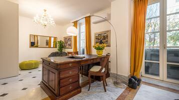 Junior Suite | Minibar, individually decorated, individually furnished, desk