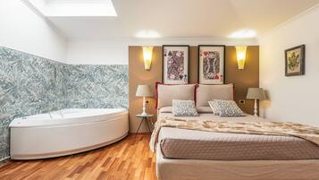 Suite – junior, massasjebadekar | Minibar, individuelt dekorert, individuelt innredet og skrivebord