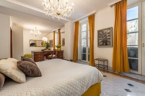 Suite junior | Minibar, decoración personalizada, muebles diferentes y escritorio 