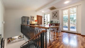 En 42-tommers Flatskjerm-TV med digitale kanaler samt TV