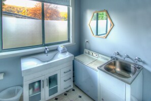 Cottage, 2 phòng ngủ | Phòng tắm | Buồng tắm vòi sen, đồ dùng nhà tắm miễn phí, máy sấy tóc, khăn tắm