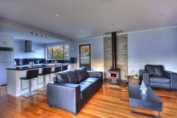 Cottage, 2 phòng ngủ | Phòng khách | TV màn hình phẳng, lò sưởi