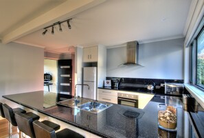 Cottage, 2 phòng ngủ | Bếp riêng | Tủ lạnh, lò vi sóng, lò nướng, bếp nấu