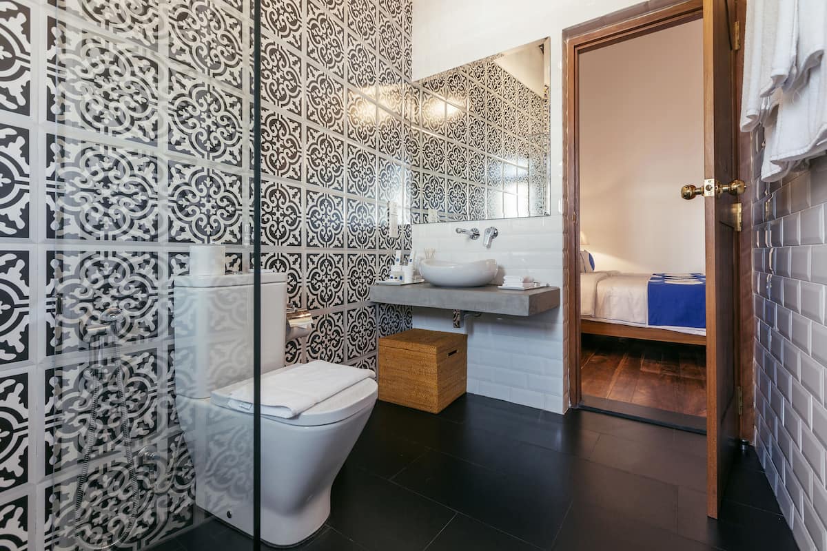 superior double room, non smoking | bathroom | shower, free toiletries, hair dryer, bidet