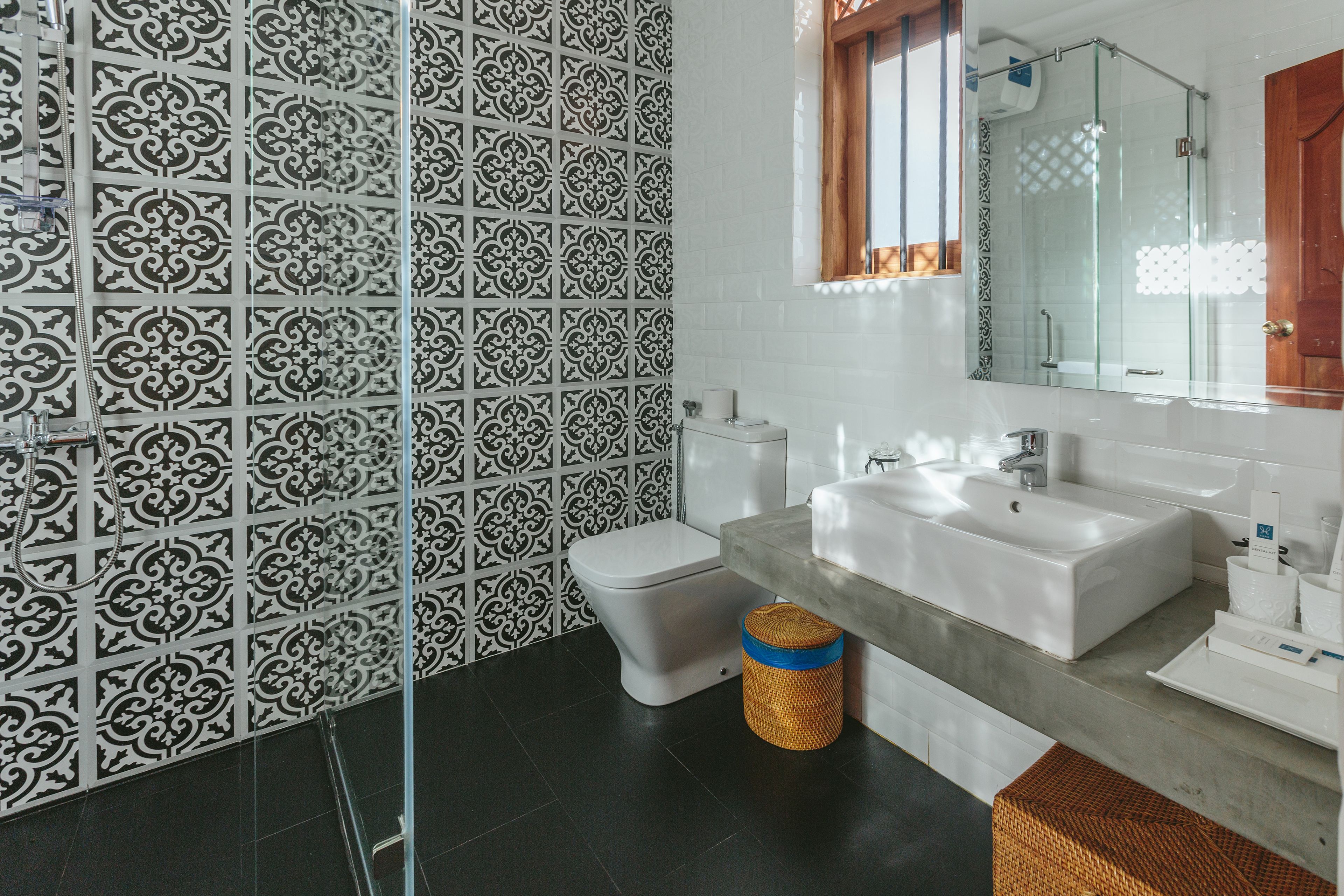 deluxe double room, non smoking | bathroom | shower, free toiletries, hair dryer, bidet