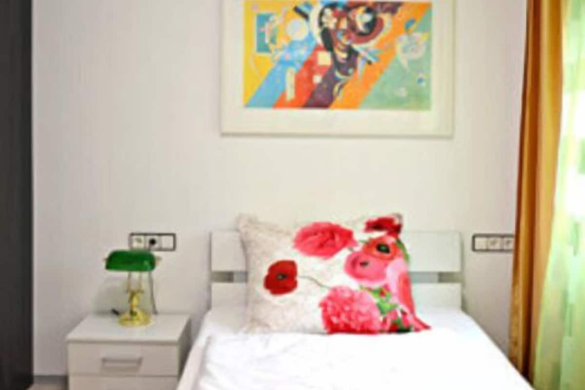 Standard Single Room | Hypo-allergenic bedding available, WiFi (free)