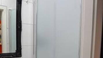Chambre Simple Confort | Salle de bain | Douche, articles de toilette gratuits, sèche-cheveux