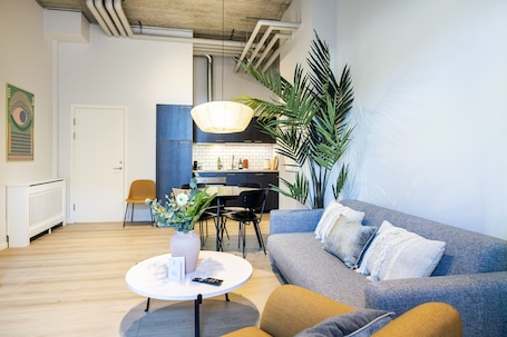 B - Two bedroom | 起居区 | 智能电视、Netflix