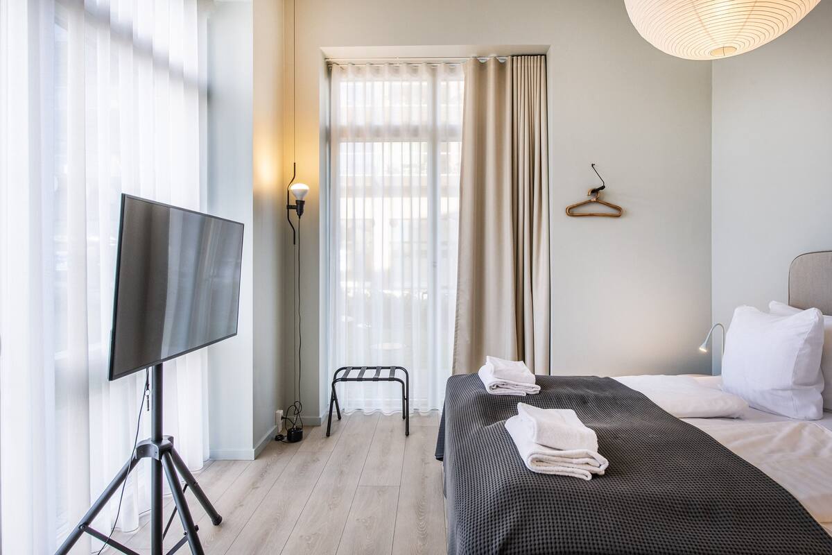 A - One bedroom | Blendingsgardiner, lydisolert, strykejern/-brett og wi-fi (inkludert)