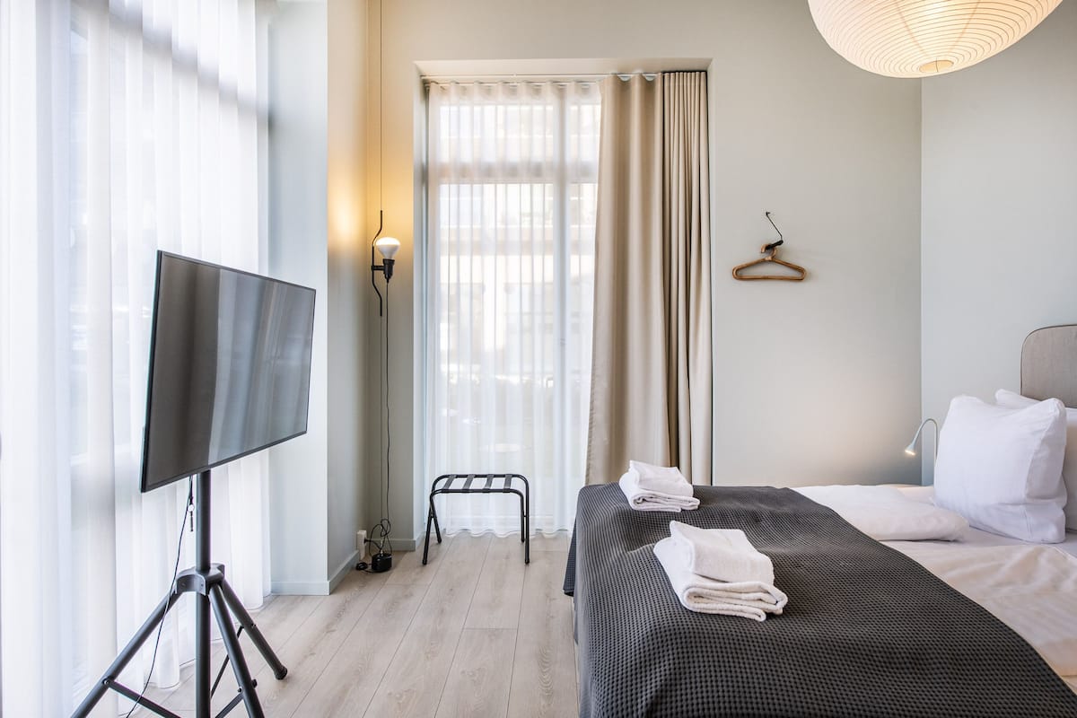 A - One bedroom | 1 habitación, decoración personalizada y muebles diferentes