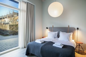 Decoración personalizada, muebles diferentes y cortinas blackout