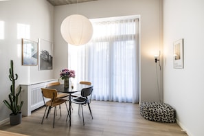 E - Two Bedroom | Zona de estar | Una Smart TV, Netflix
