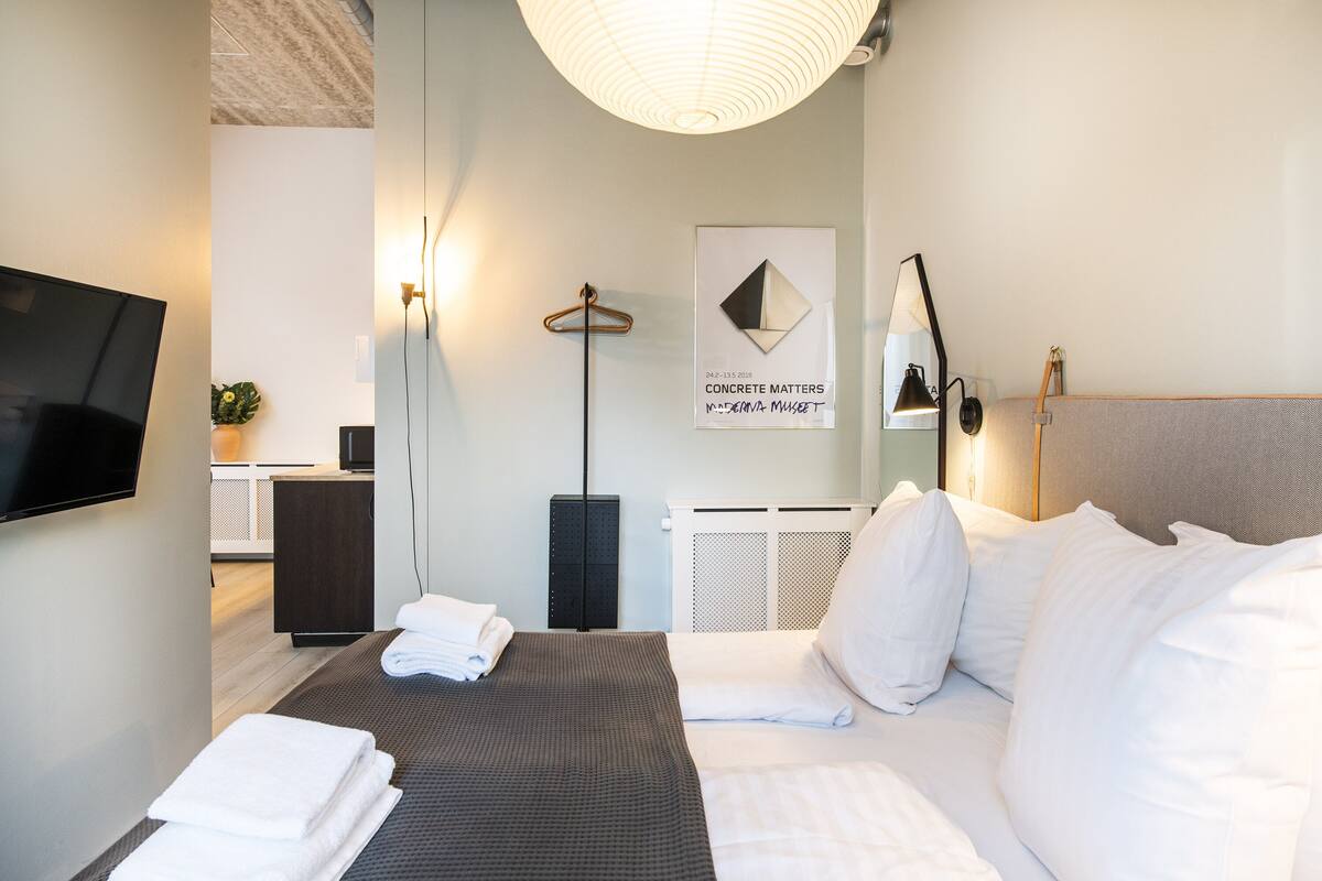D - Studio | Blendingsgardiner, lydisolert, strykejern/-brett og wi-fi (inkludert)