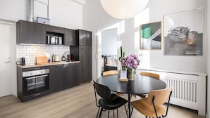 E - Two Bedroom | 객실 내 식사 공간
