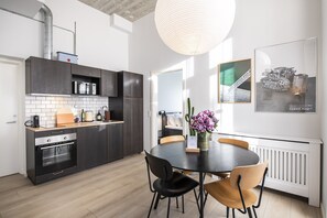 E - Two Bedroom | In-room dining - The Beach apartments by Daniel&Jacob’s (Copenhagen)
