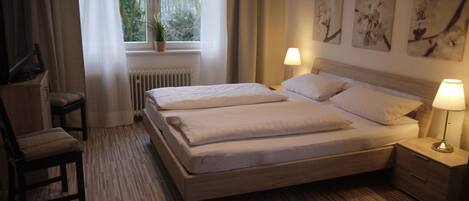 Dobbeltrom, eget bad | Safe på rommet, wi-fi (inkludert) og sengetøy