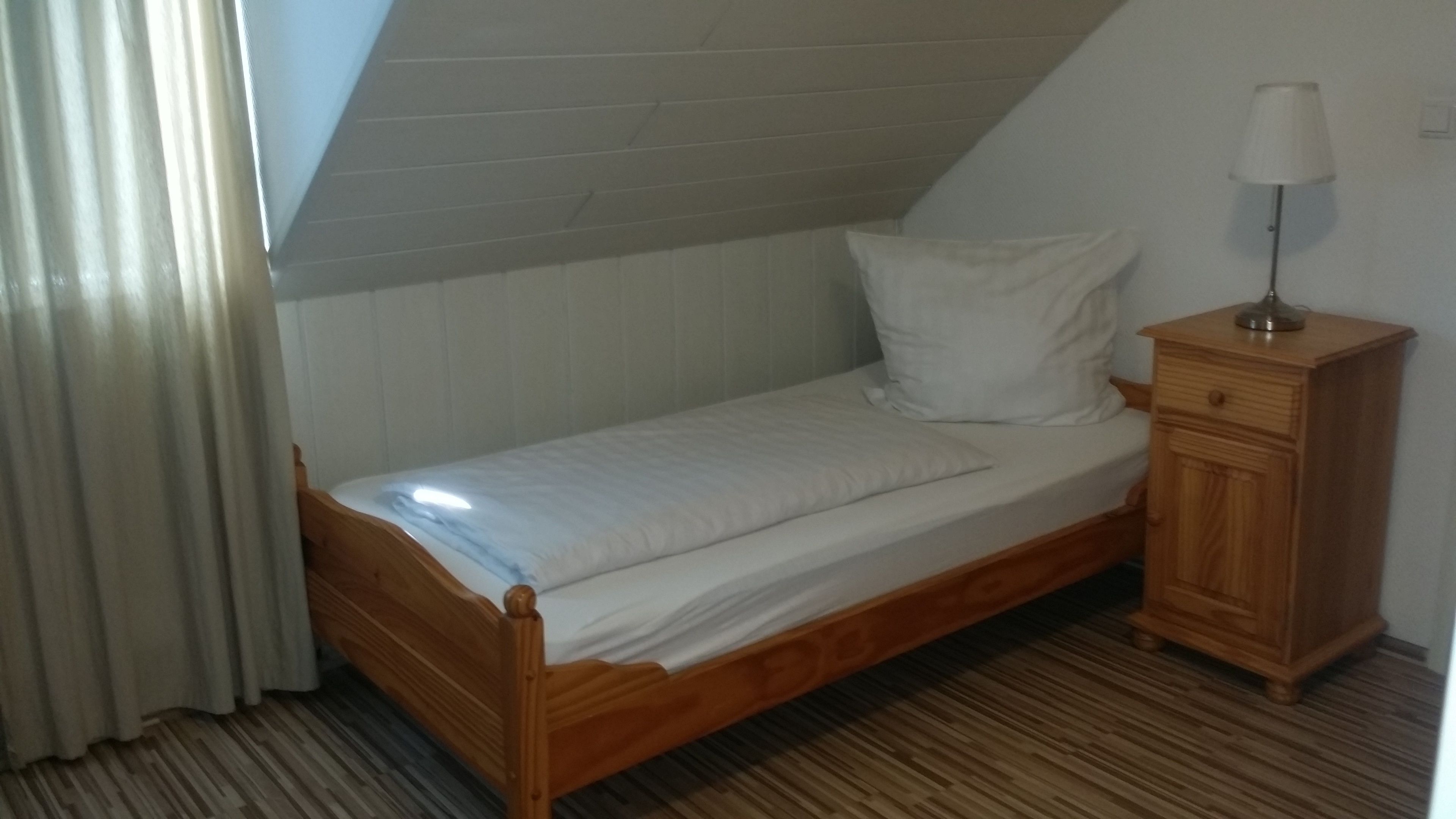 single room, ensuite | in-room safe, free wifi, bed sheets