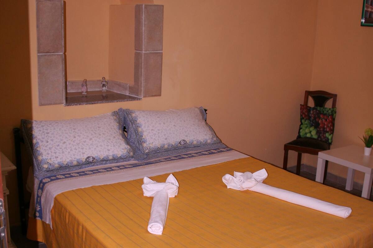 Desk, soundproofing, free WiFi, bed sheets
