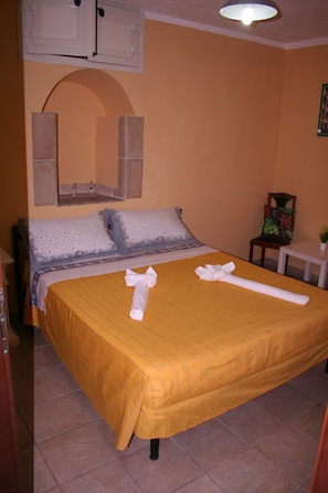 Desk, soundproofing, free WiFi, bed sheets