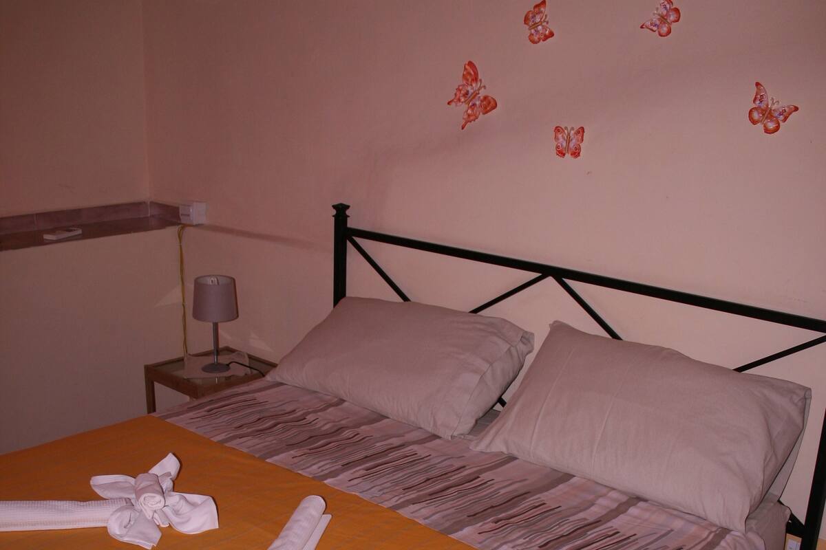 Desk, soundproofing, free WiFi, bed sheets