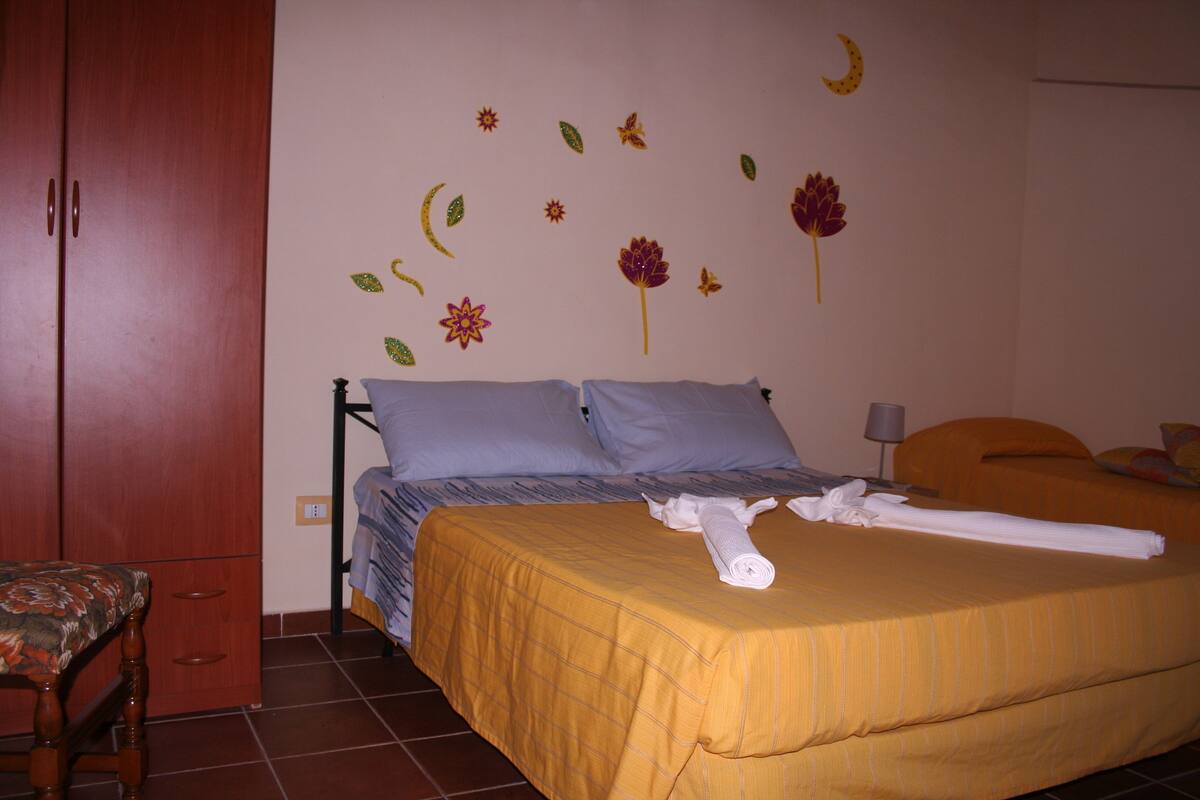 Desk, soundproofing, free WiFi, bed sheets