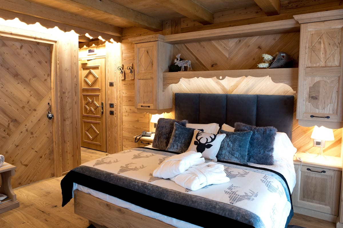 minibar, in-room safe, desk, blackout curtains