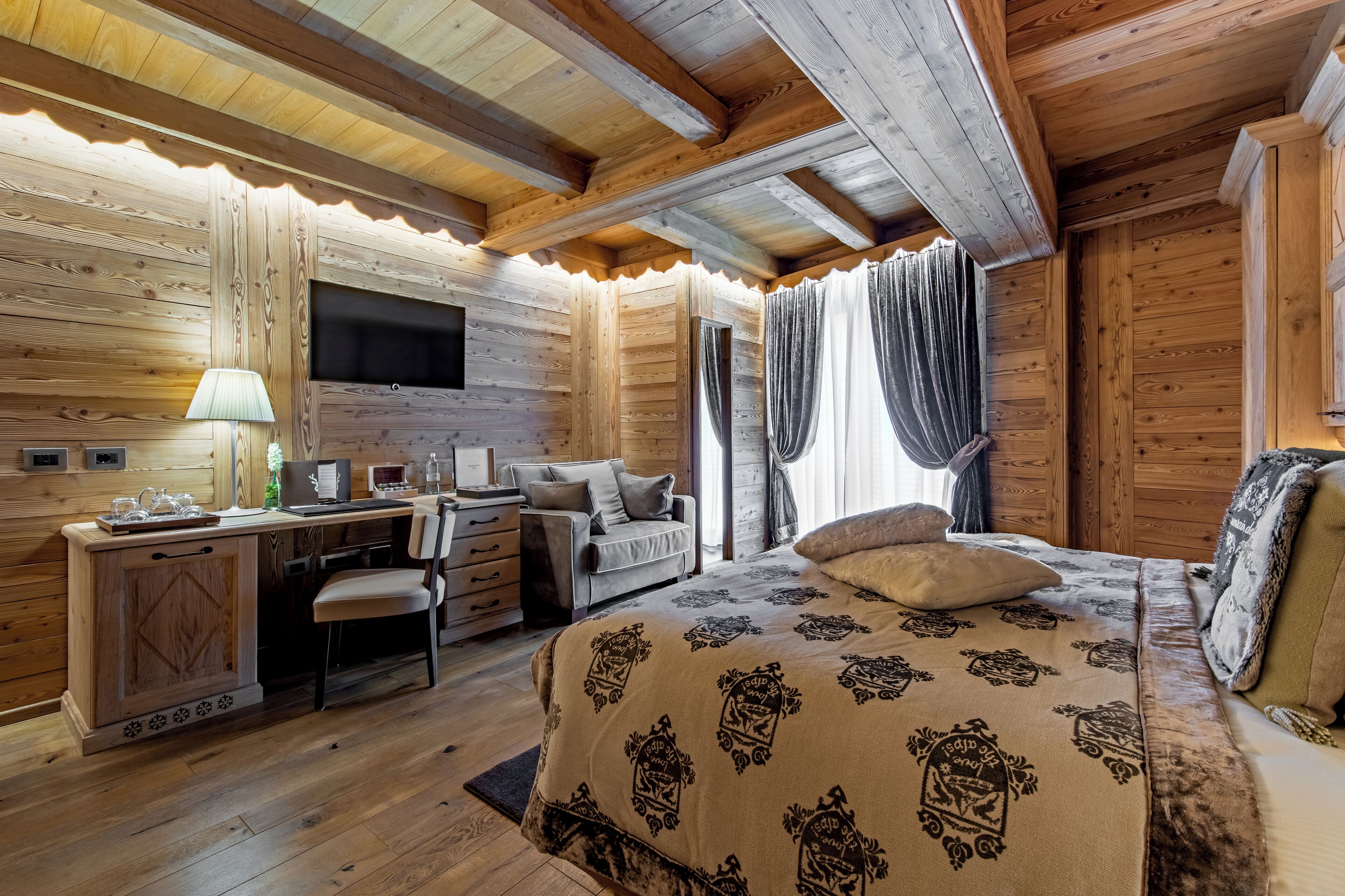 Prestige Double Room | Minibar, safe på rommet, skrivebord og blendingsgardiner