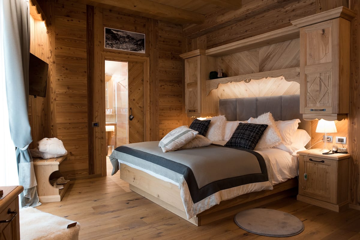 minibar, in-room safe, desk, blackout curtains