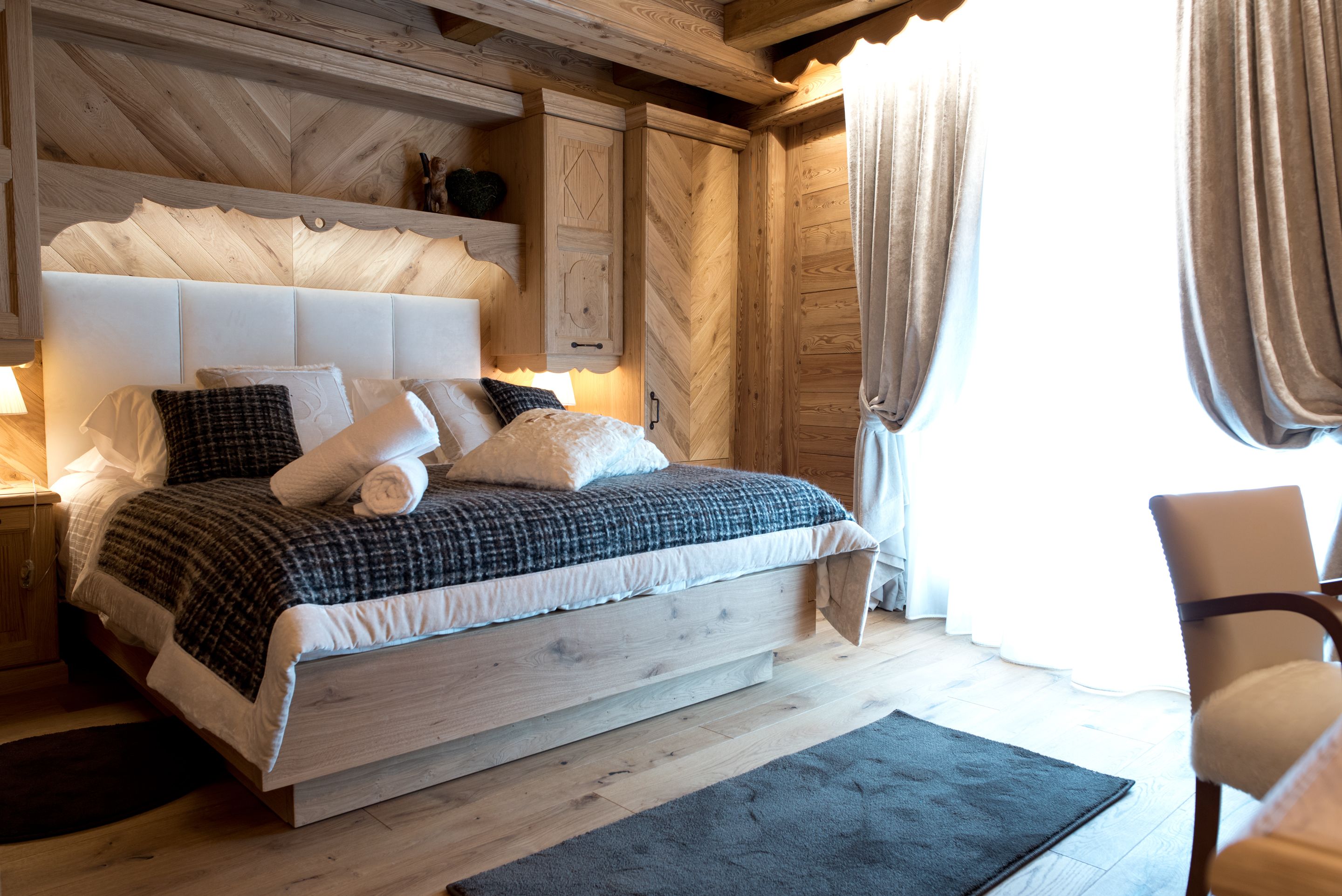 minibar, in-room safe, desk, blackout curtains