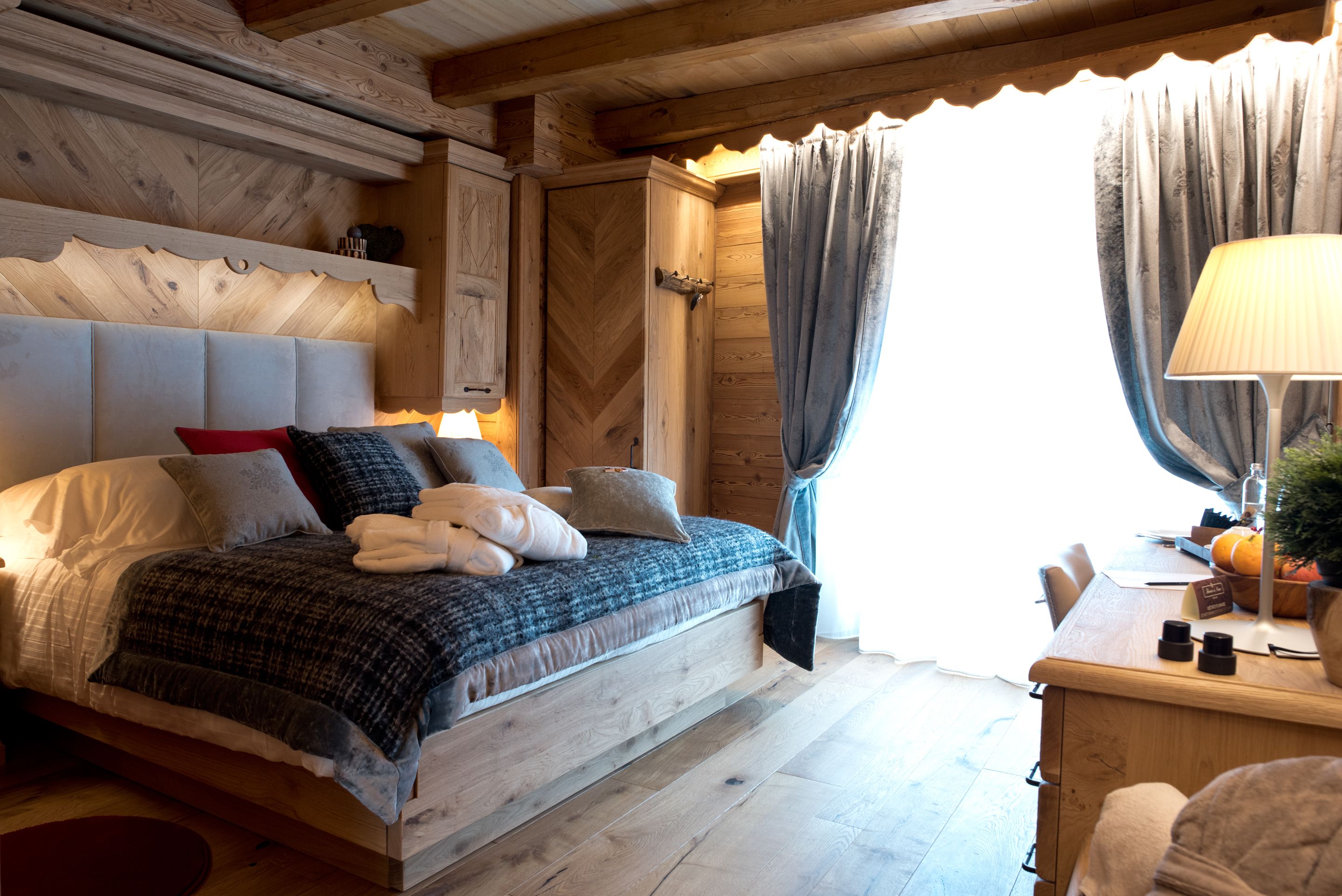 minibar, in-room safe, desk, blackout curtains