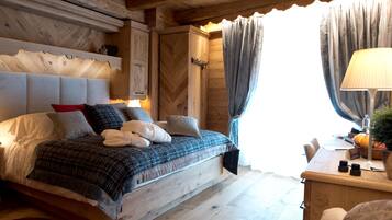 Uma cama de madeira com cabeceira, uma mesa de cabeceira com abajur e vista para o exterior.