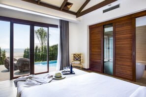 عناصر مجانية داخل الميني بار وخزنة داخل الغرفة ومكتب وستائر تعتيم