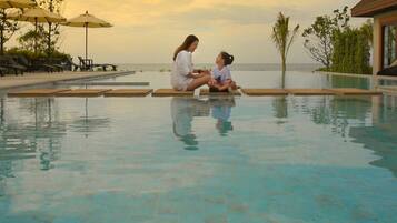 屋外プール、プール パラソル、サンラウンジャー