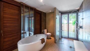 Pool Villa | Deep-soaking bathtub