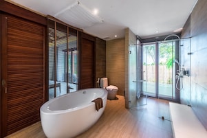 Pool Villa | Deep soaking bathtub