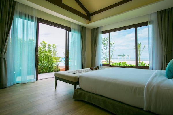 Villa | Een gratis minibar, een kluis op de kamer, een bureau