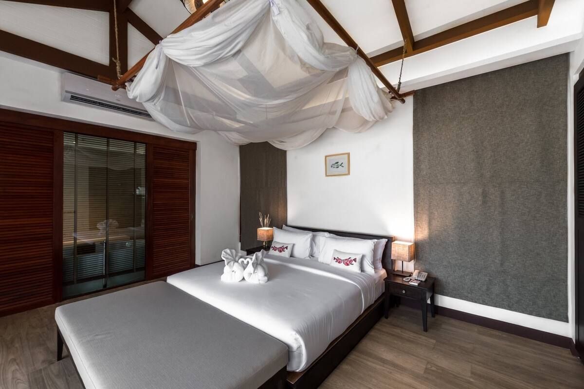 Pool Villa | Minibar con artículos gratuitos, caja fuerte, escritorio