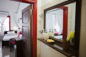 Premium bedding, minibar, individually decorated, desk - NQ Vintage House (Hanoi)