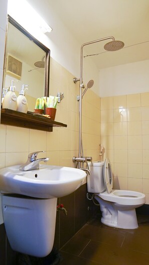City Quadruple Room, Multiple Beds, Private Bathroom | Bathroom
