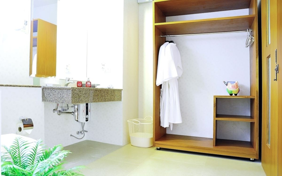 deluxe twin room | bathroom | shower, free toiletries, hair dryer, bathrobes